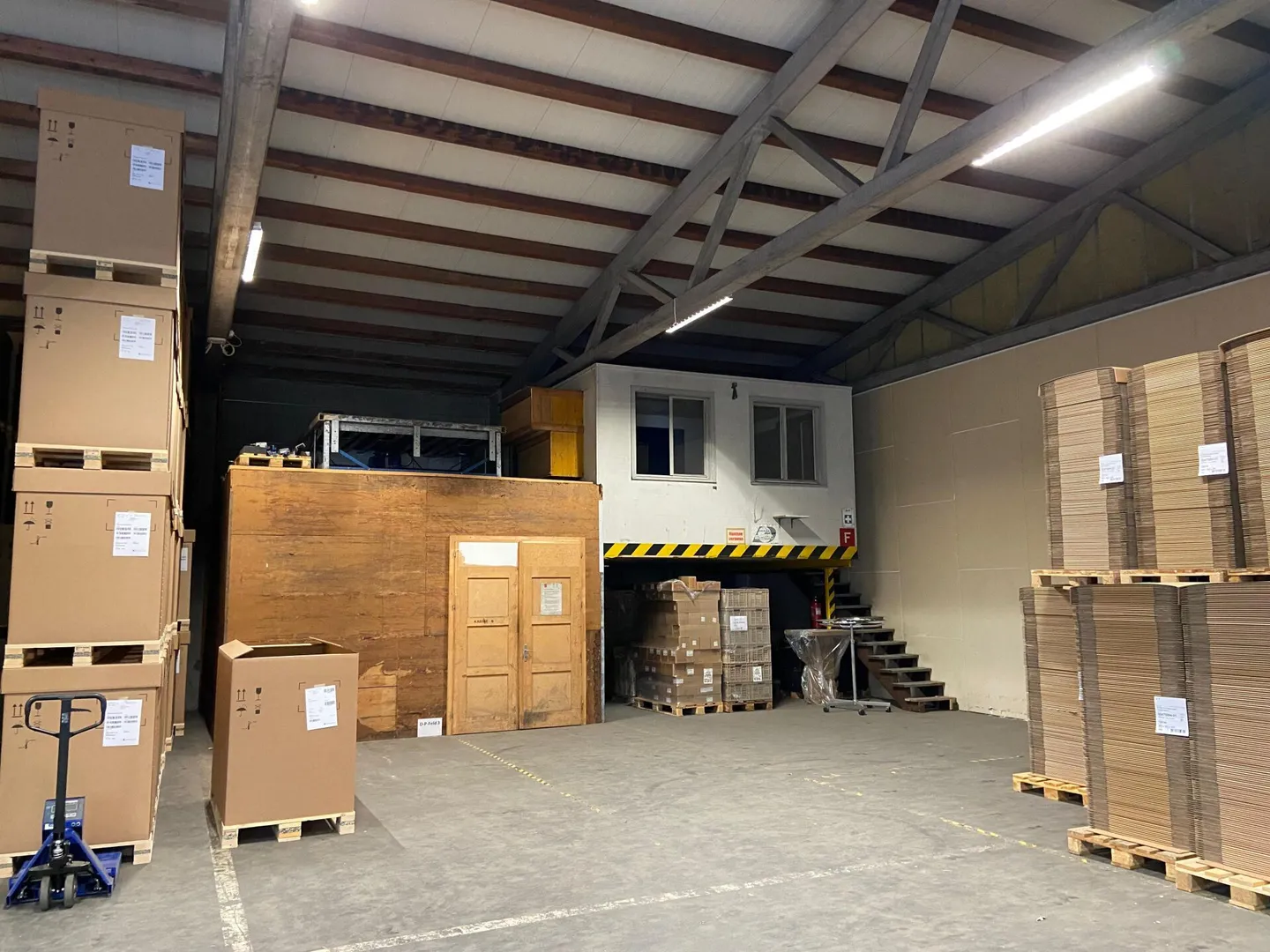 Beaucoup d'espace pour votre entreprise - entrepôt avec ascenseur et rampe - Photo 3 sur 9
