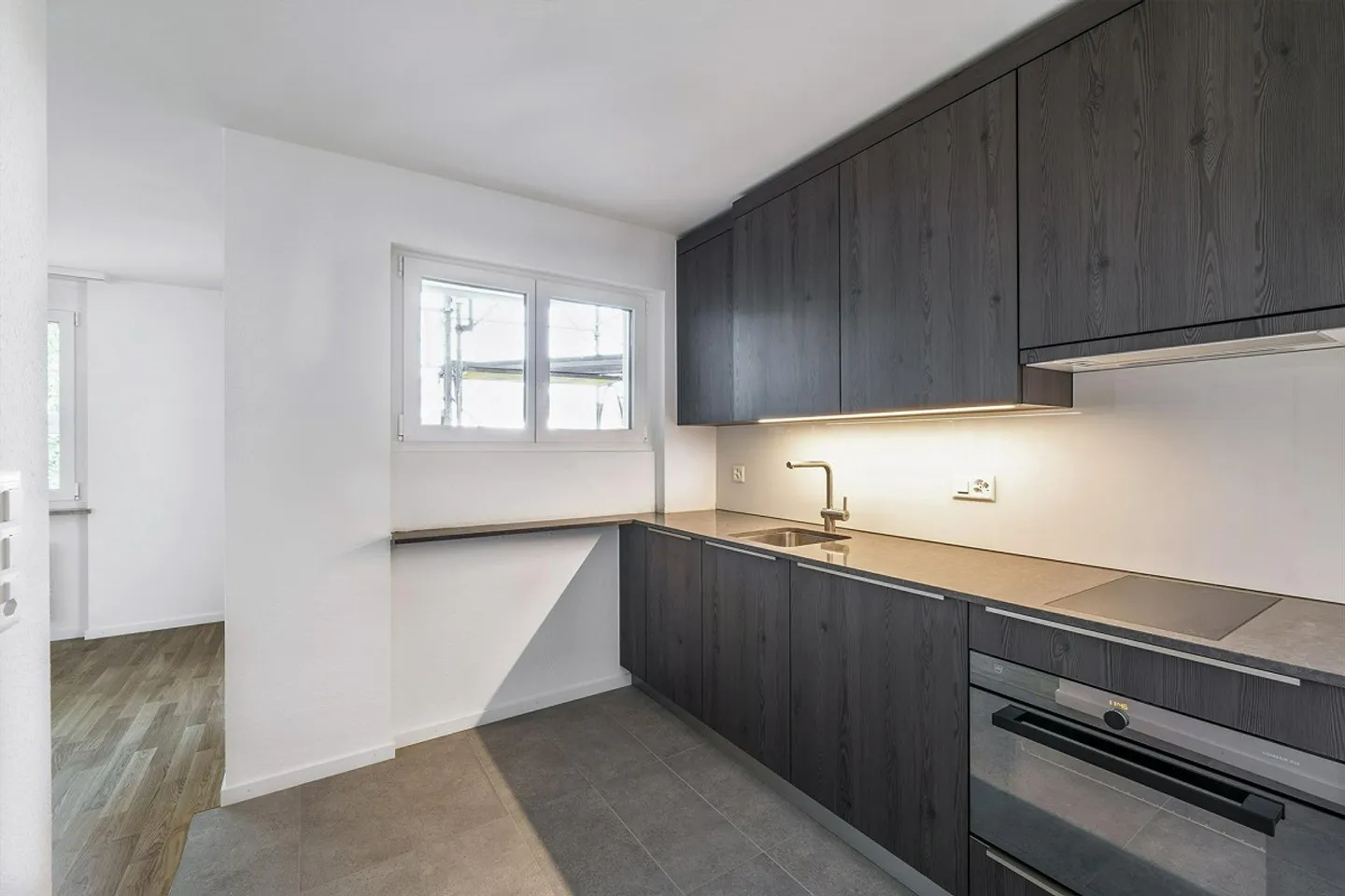 Appartement lumineux et moderne au château de Binningen - Photo 2 sur 7