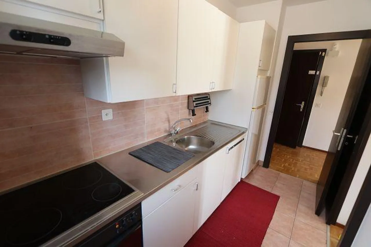Sunny Ground Floor Apartment - Photo 6 of 15