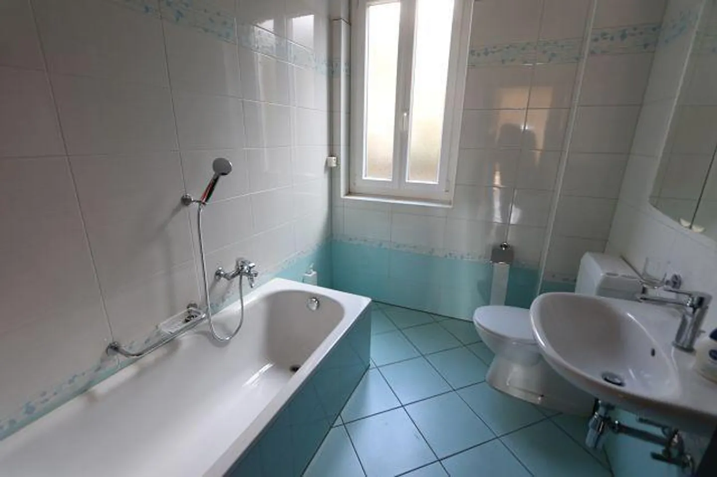 Sunny Ground Floor Apartment - Photo 10 of 15