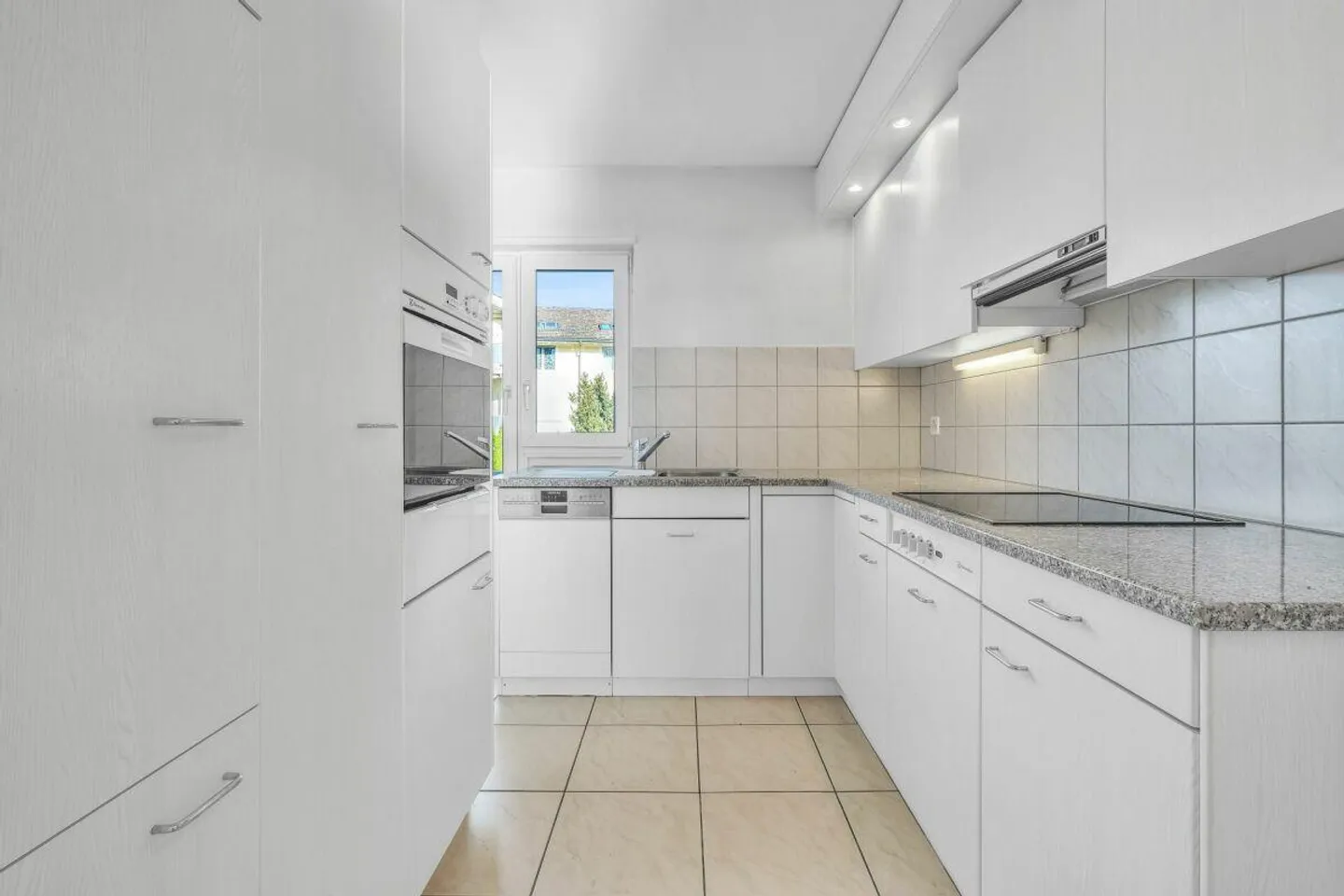 Zona residenziale esclusiva per le massime esigenze appartamento 3 1/2 di 83m2 - Foto 6 di 14