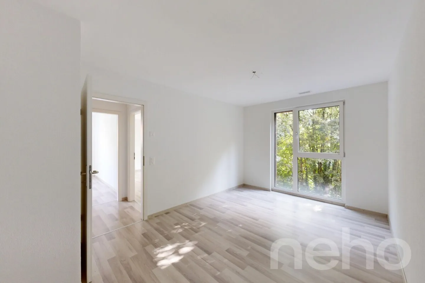 Appartement moderne de 4,5 pièces avec 2 salles de bains et balcon dans la verdure - Photo 4 sur 12