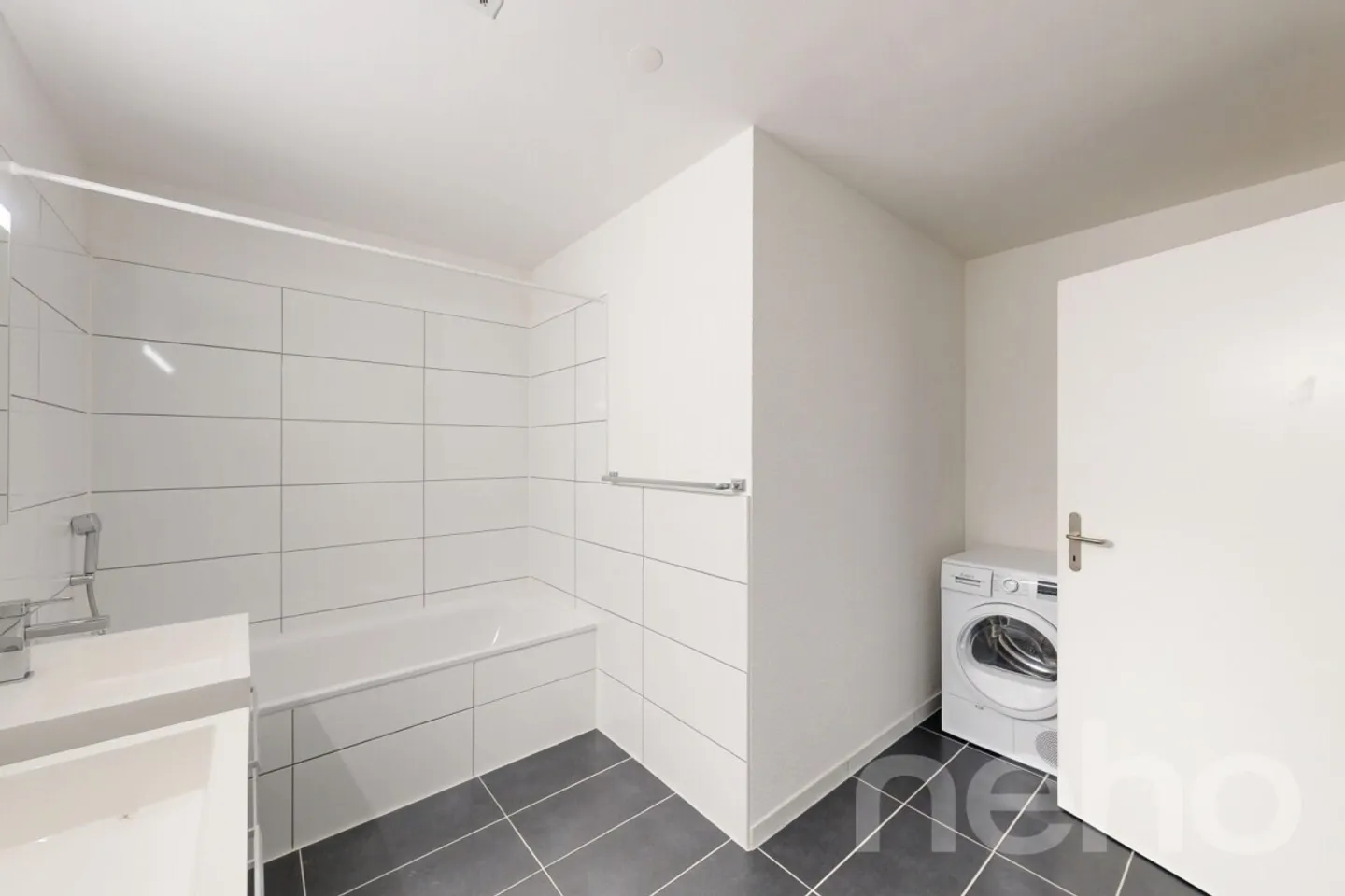 Appartement moderne de 4,5 pièces avec 2 salles de bains et balcon dans la verdure - Photo 8 sur 12
