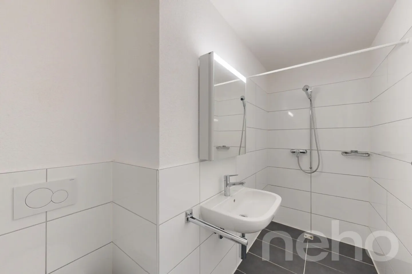 Appartement moderne de 4,5 pièces avec 2 salles de bains et balcon dans la verdure - Photo 9 sur 12