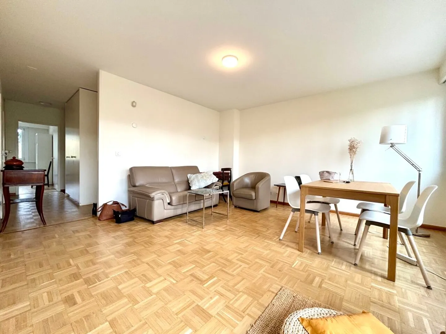 Schönes möbliertes Apartment mit 4.5 Zimmern und großer Terrasse in ruhiger Nachbarschaft in Nyon - Foto 3 von 13