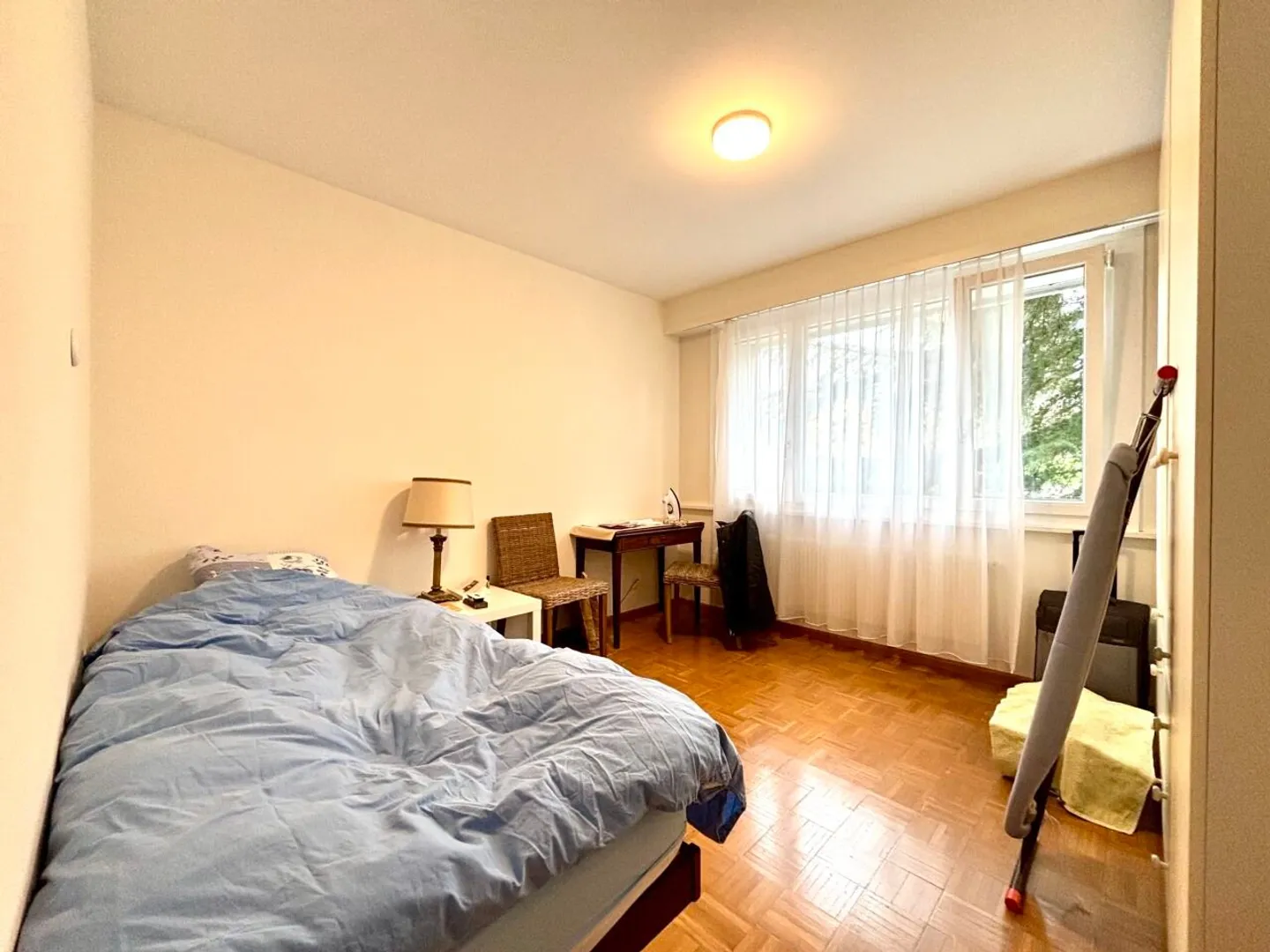 Schönes möbliertes Apartment mit 4.5 Zimmern und großer Terrasse in ruhiger Nachbarschaft in Nyon - Foto 5 von 13