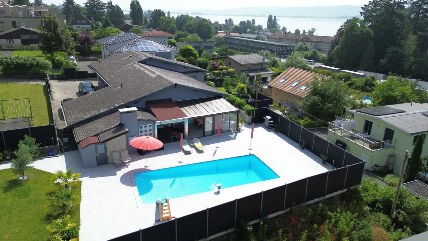 Propriété familiale de 8 pièces avec piscine et vue partielle lac - Photo 1 sur 8