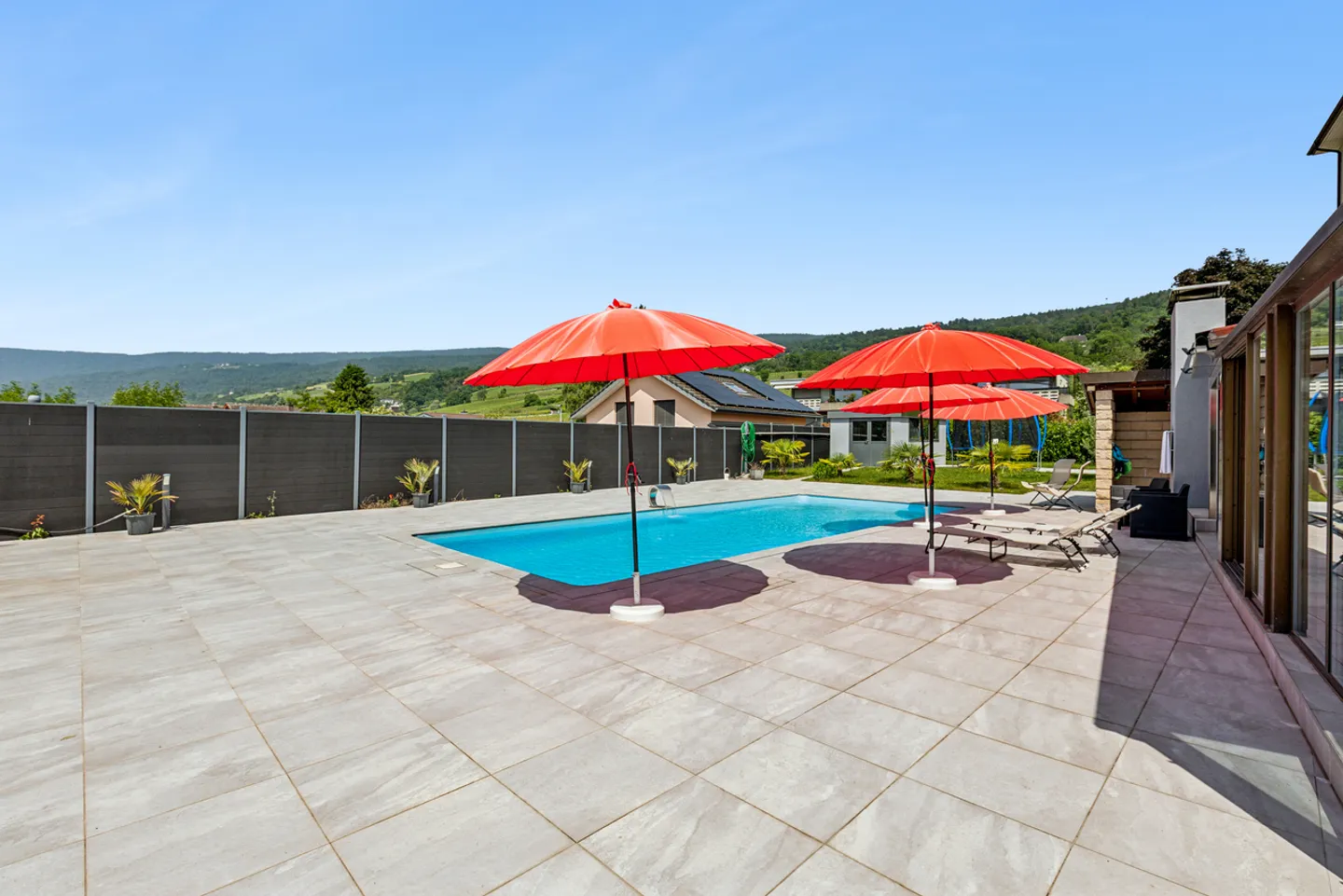 Propriété familiale de 8 pièces avec piscine et vue partielle lac - Photo 2 sur 8