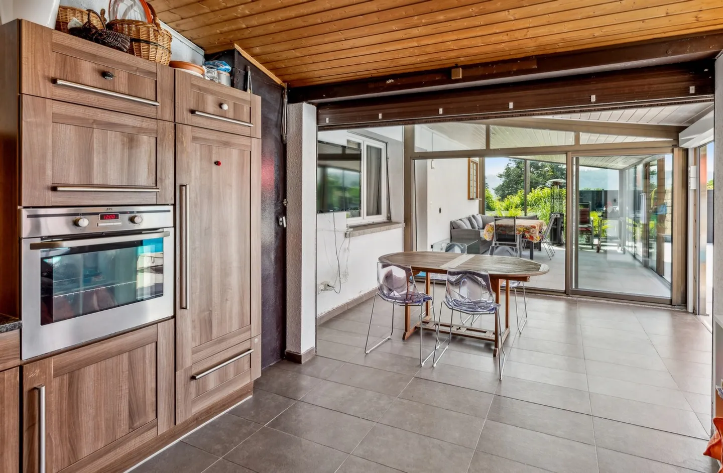 Propriété familiale de 8 pièces avec piscine et vue partielle lac - Photo 4 sur 8