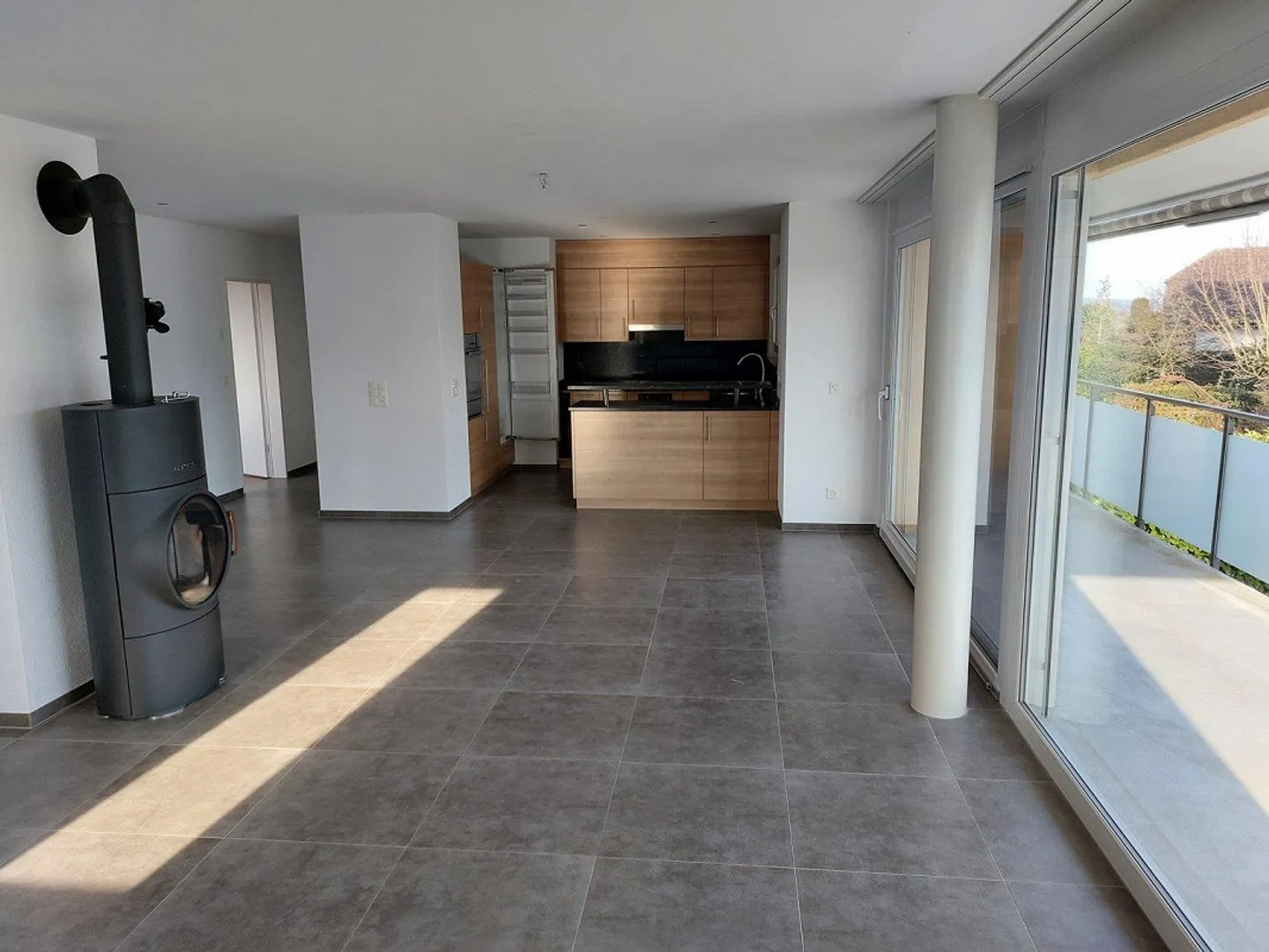 Moderne 4.5-Zimmer-Wohnung mit Cheminée und gutem Grundriss - Foto 1 von 13