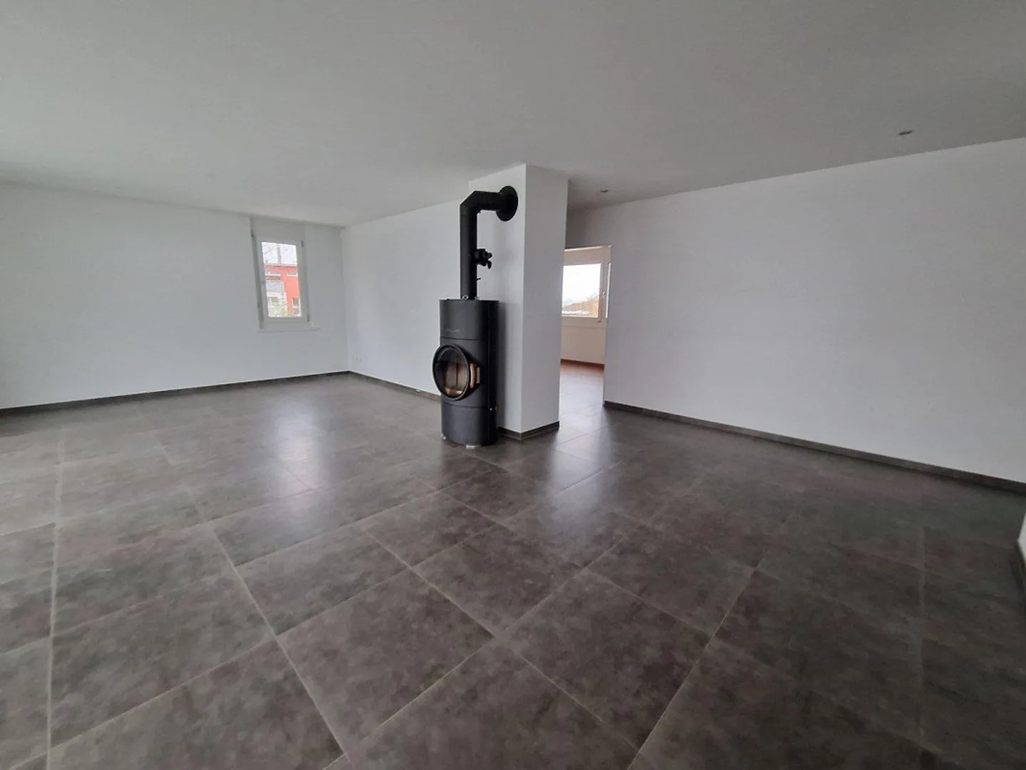 Moderne 4.5-Zimmer-Wohnung mit Cheminée und gutem Grundriss - Foto 5 von 13