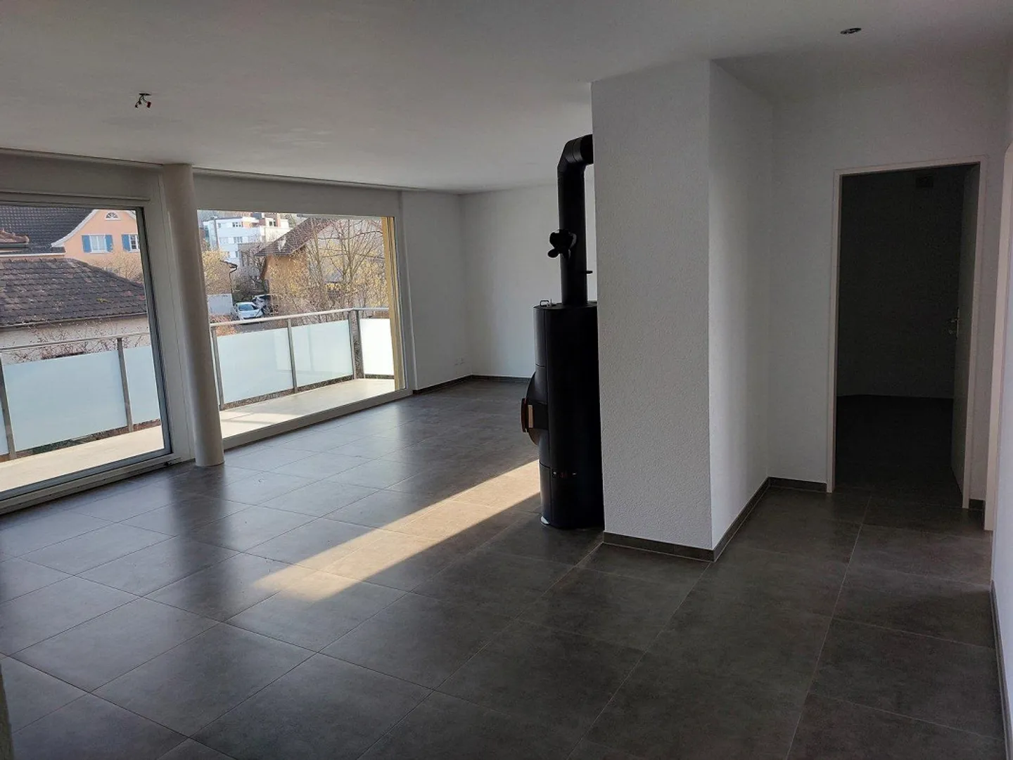 Moderne 4.5-Zimmer-Wohnung mit Cheminée und gutem Grundriss - Foto 6 von 13