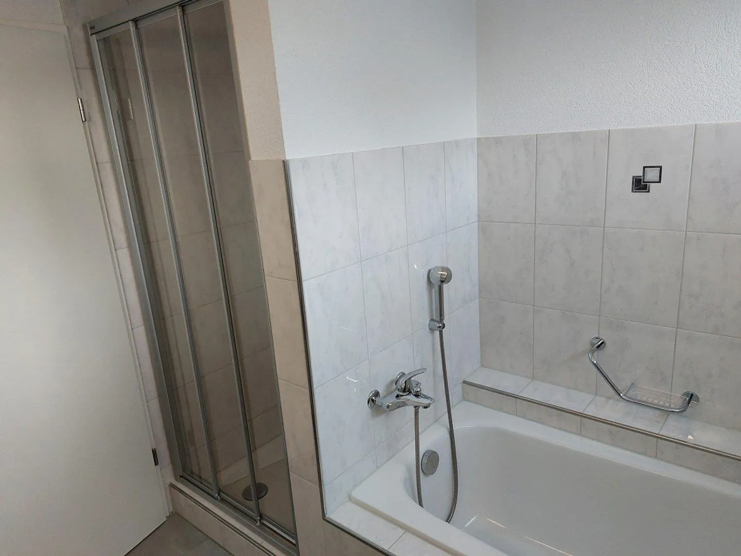 Moderne 4.5-Zimmer-Wohnung mit Cheminée und gutem Grundriss - Foto 10 von 13