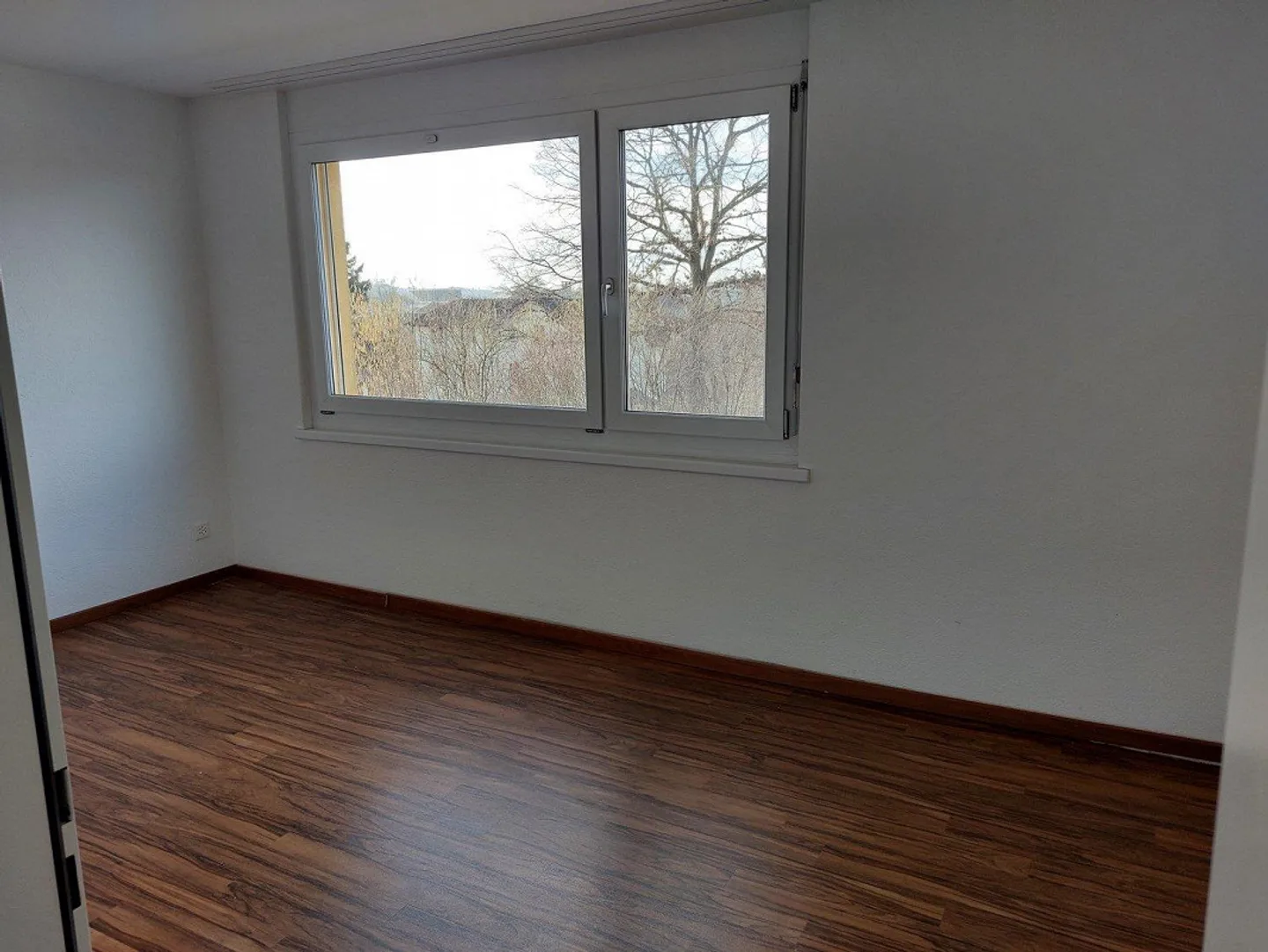 Moderne 4.5-Zimmer-Wohnung mit Cheminée und gutem Grundriss - Foto 11 von 13