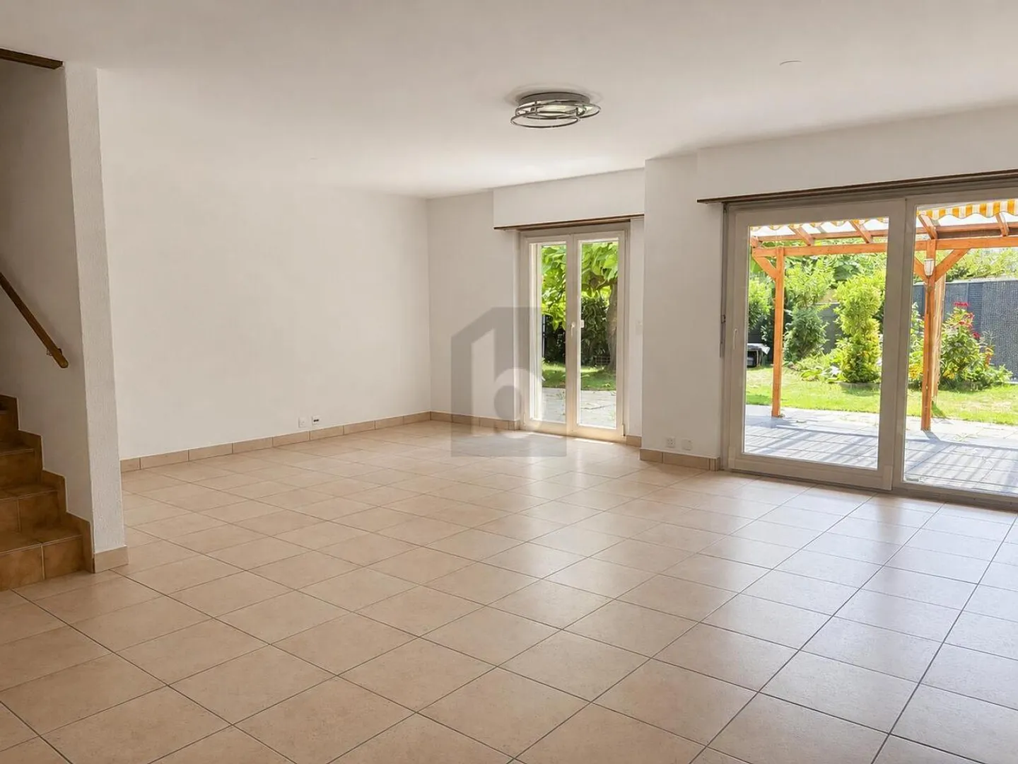 SPAZIOSA, FAMILIARE E IDEALMENTE SITUATA - Foto 3 di 6