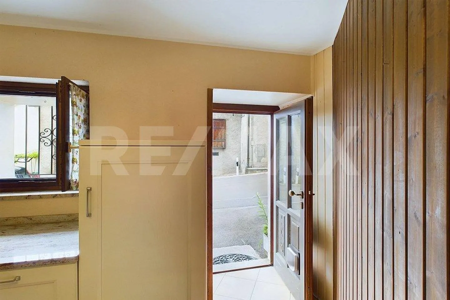 Central Located Core House - Photo 3 of 13