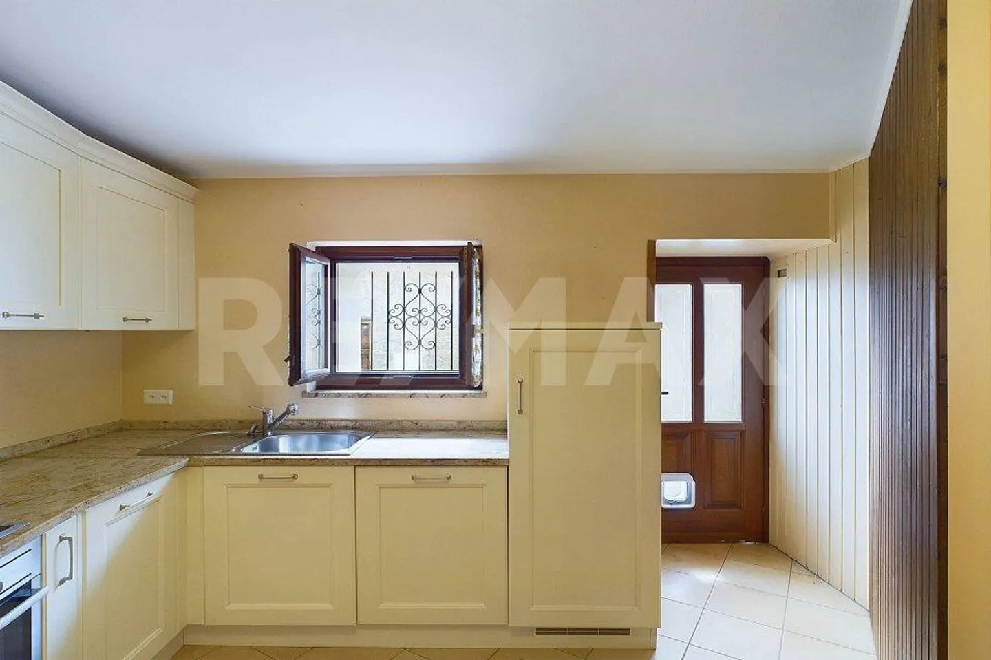 Central Located Core House - Photo 4 of 13