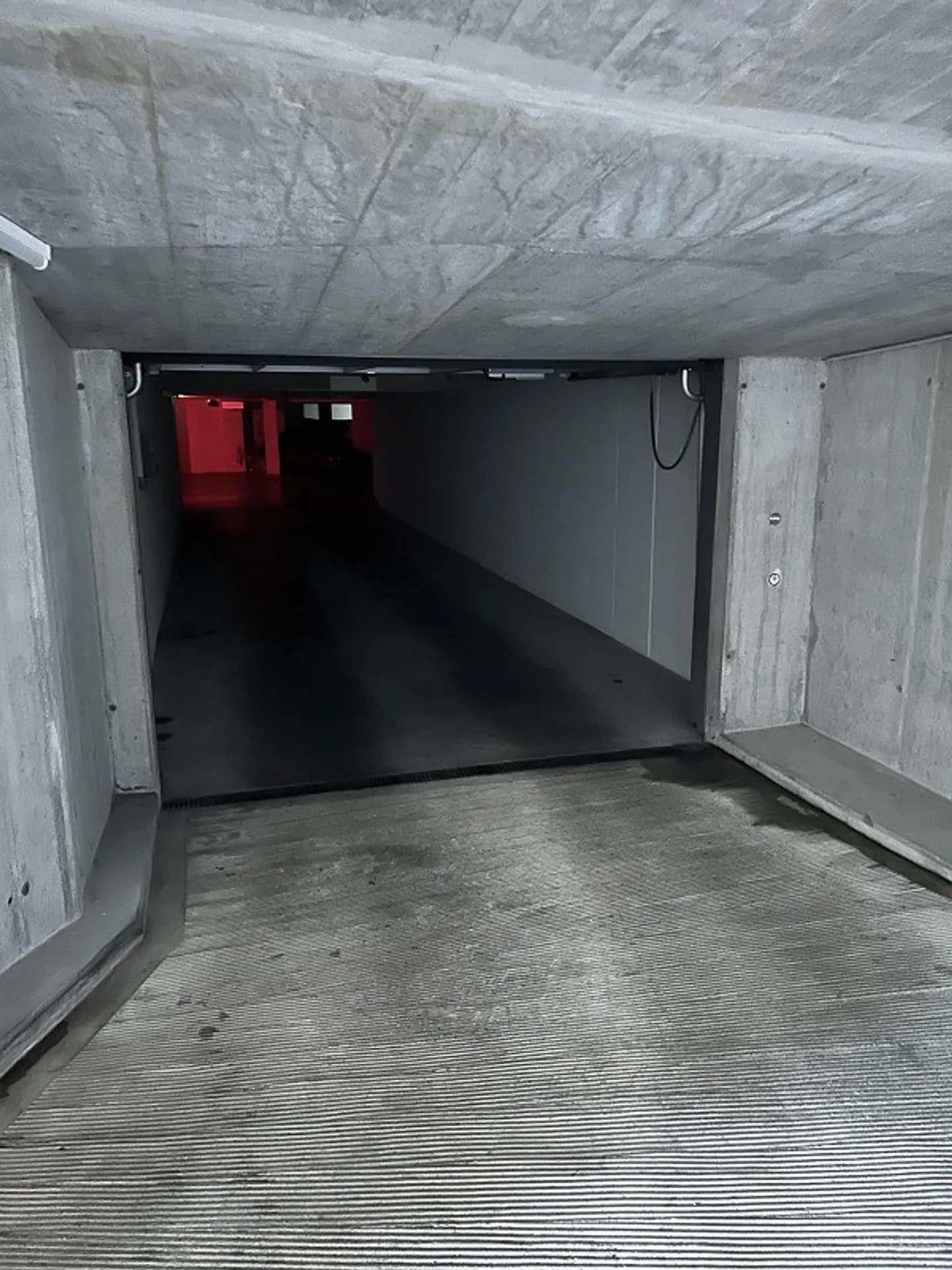 Posti auto in garage sotterranea con stazione di ricarica elettrica in affitto - Foto 2 di 2