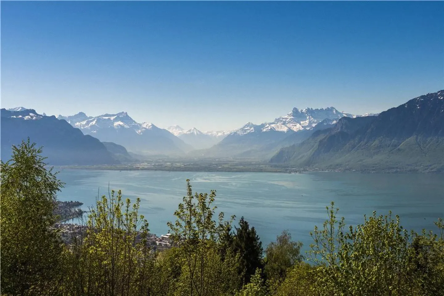 Panoramic Apartment with Lake View - Photo 5 of 12