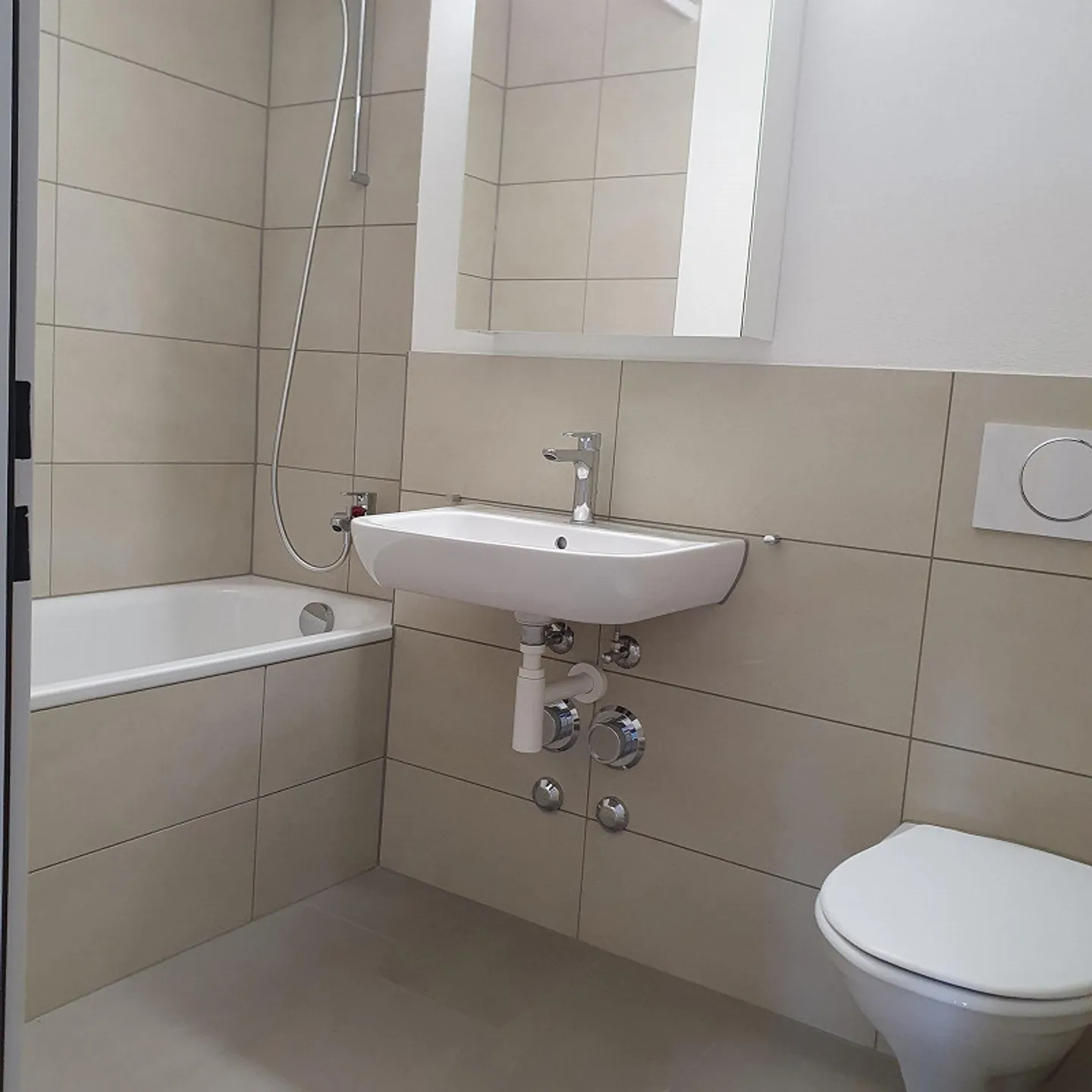 Finalmente, i nuovi appartamenti ristrutturati di 4,5 stanze cercano un inquilino adatto! - Foto 5 di 7