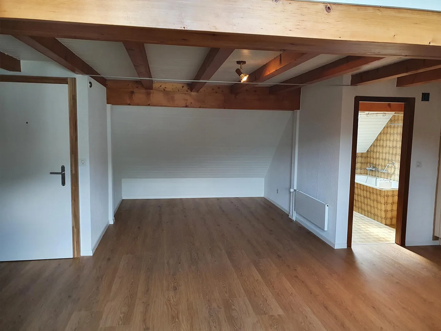Renovierte Dachwohnung in zentraler Lage - Foto 3 von 4