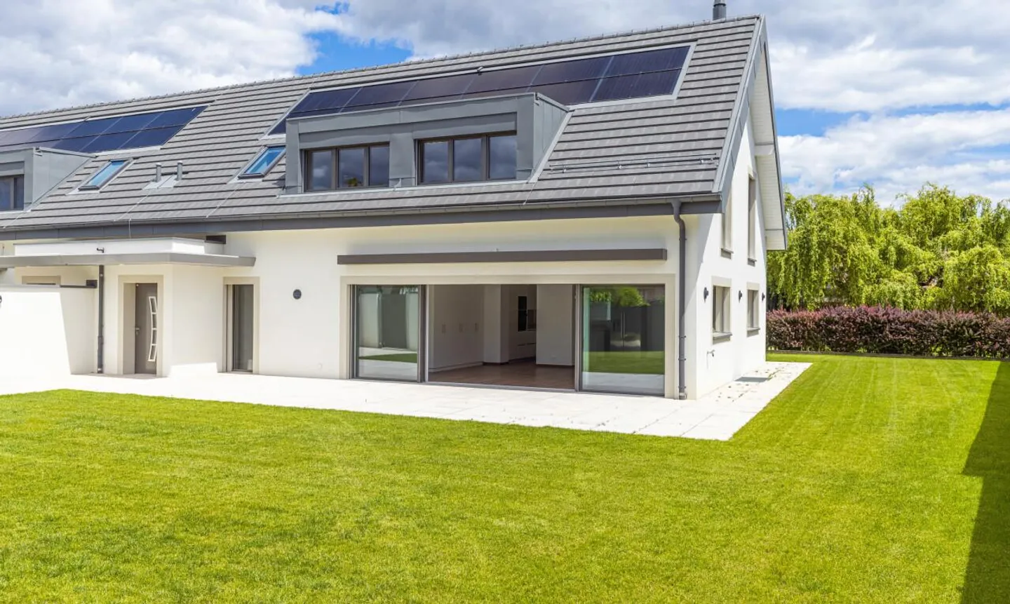 New semi-detached house with garden, beautiful volumes and careful finishes - Photo 2 of 11