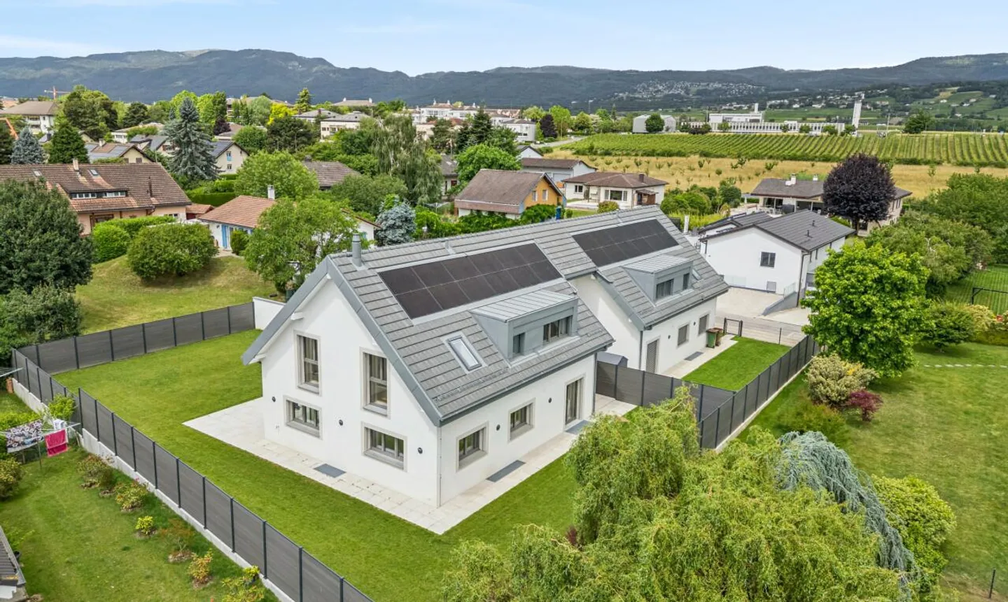New semi-detached house with garden, beautiful volumes and careful finishes - Photo 3 of 11