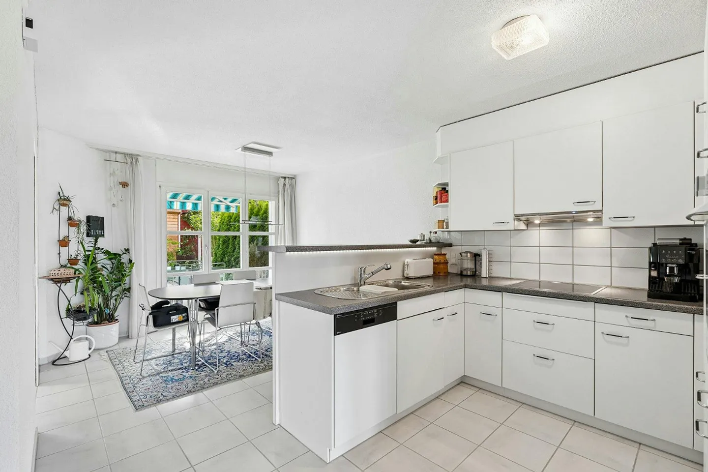 6.5-Row House in Family-Friendly Location - Photo 2 of 13