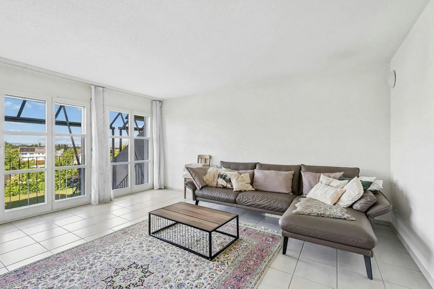 6.5-Row House in Family-Friendly Location - Photo 4 of 13