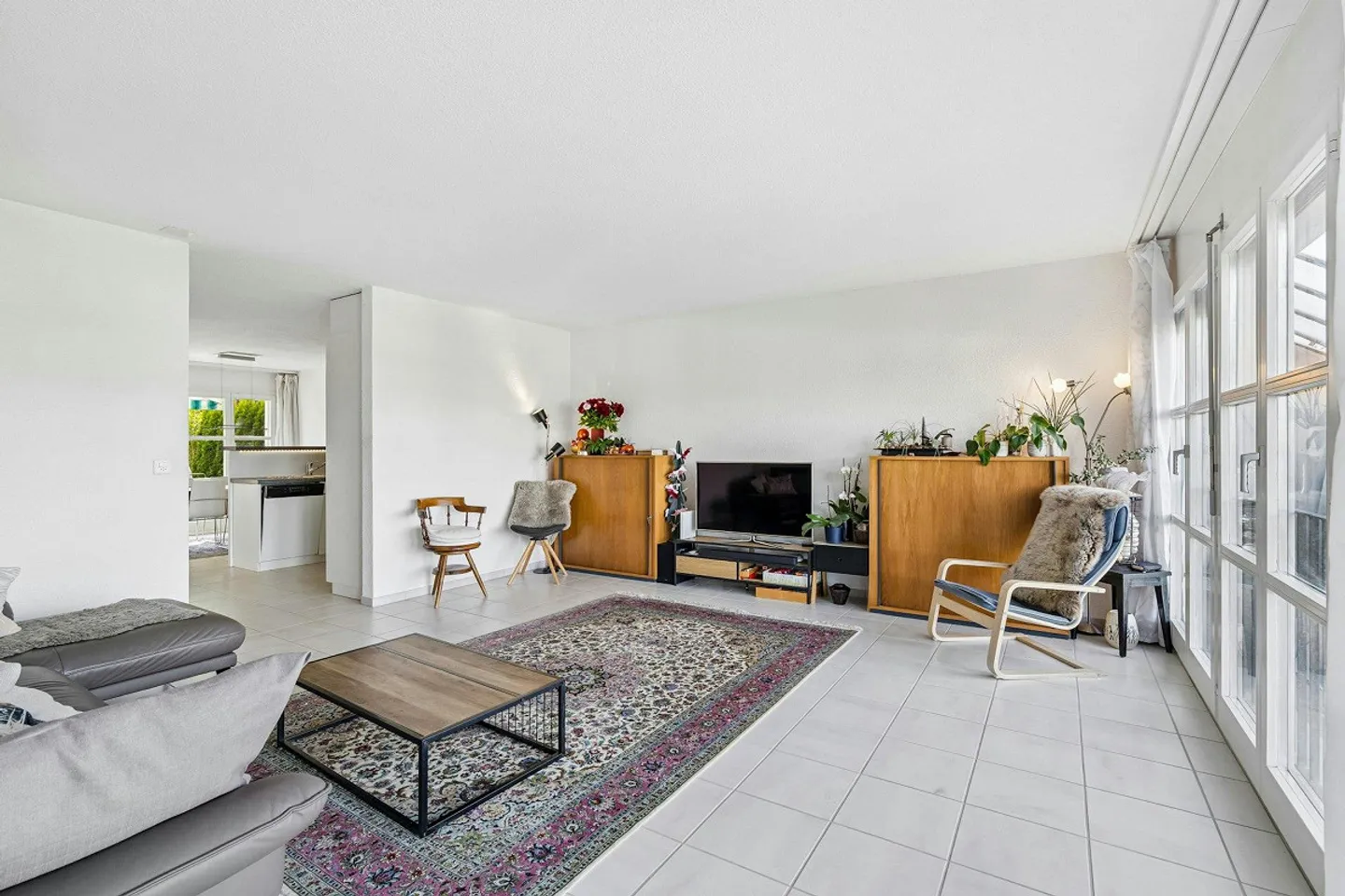 6.5-Row House in Family-Friendly Location - Photo 5 of 13