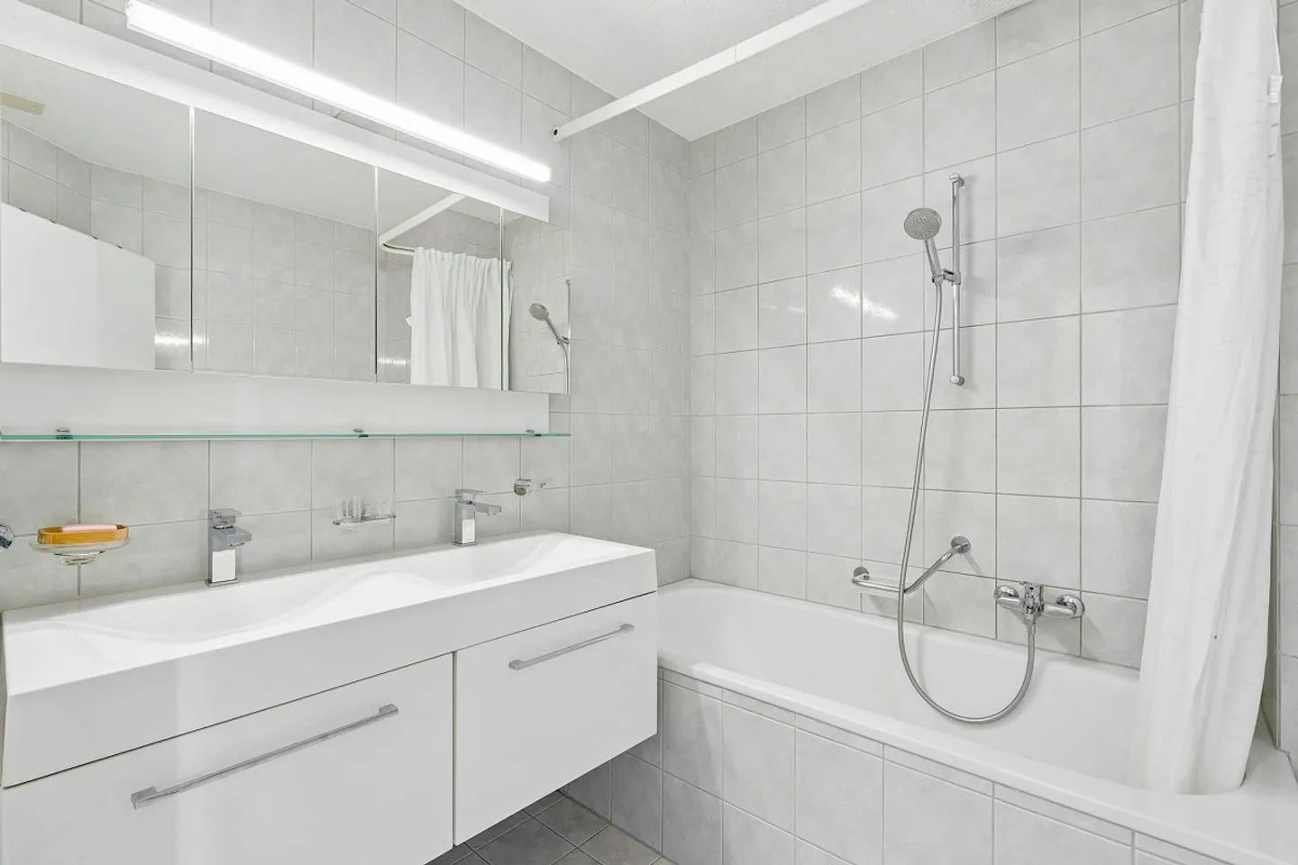 6.5-Row House in Family-Friendly Location - Photo 10 of 13