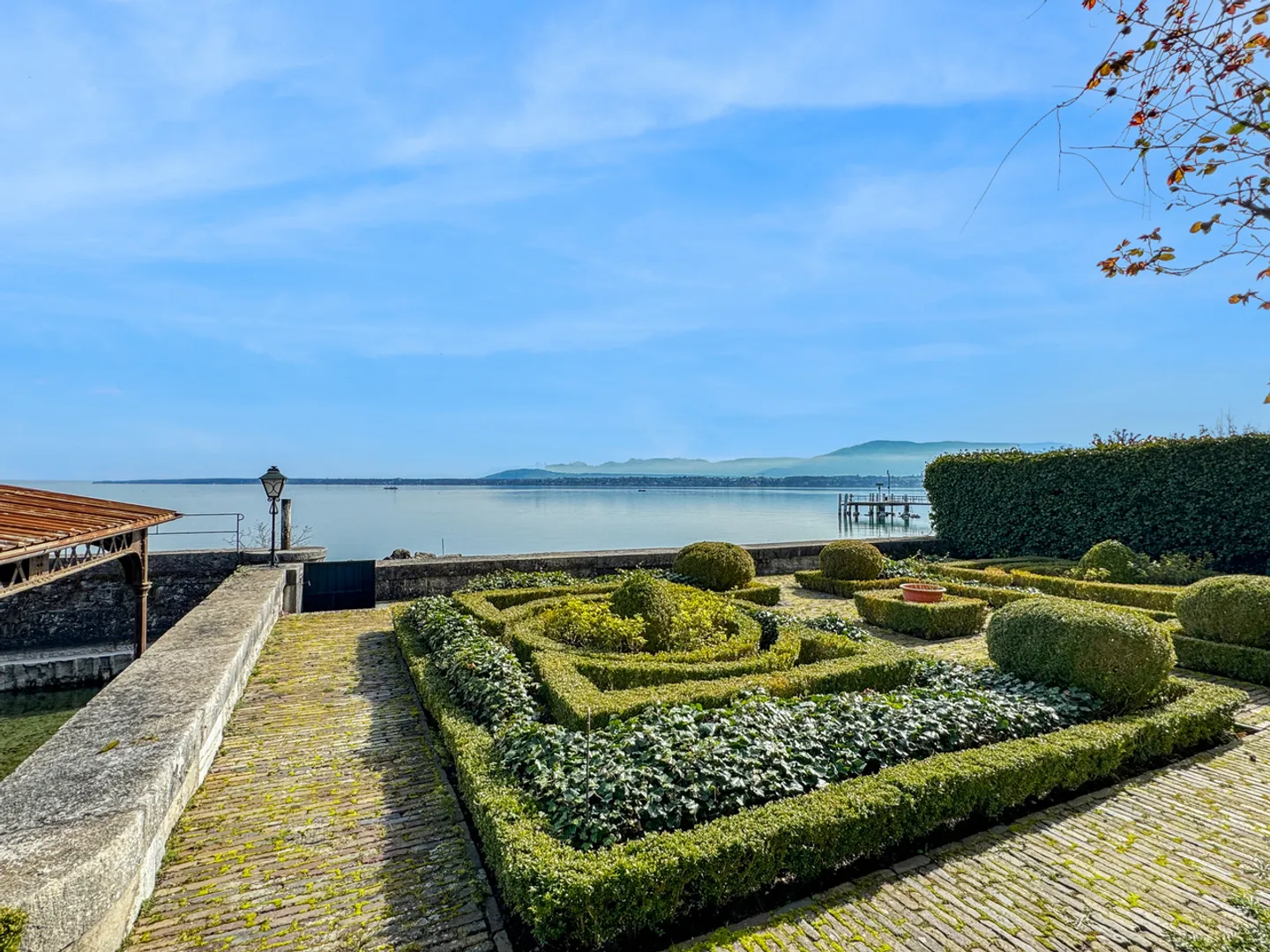 Versoix: Charmantes Haus am Wasser mit privatem Dock - Foto 4 von 13