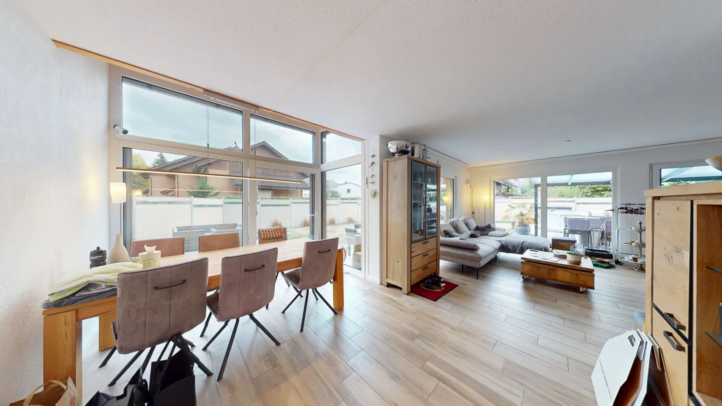 Maison jumelée attrayante de 4,5 pièces avec grand jardin - Photo 4 sur 10