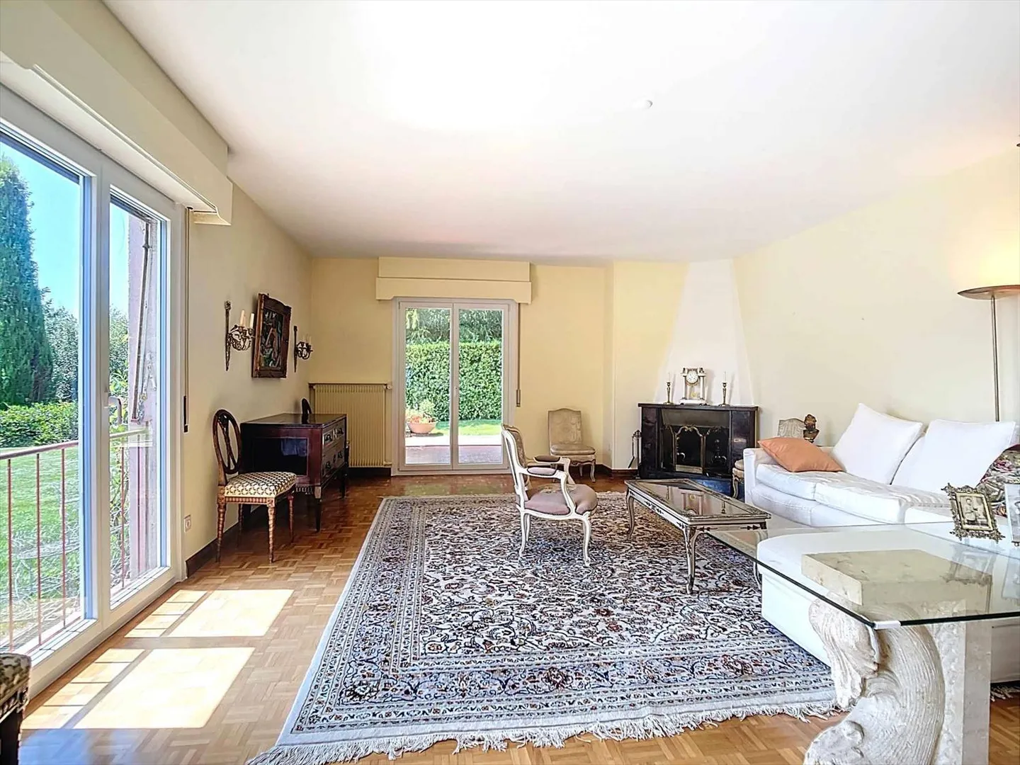 Bungalow familiare affascinante con oltre 400 m² e vista lago - Foto 3 di 13