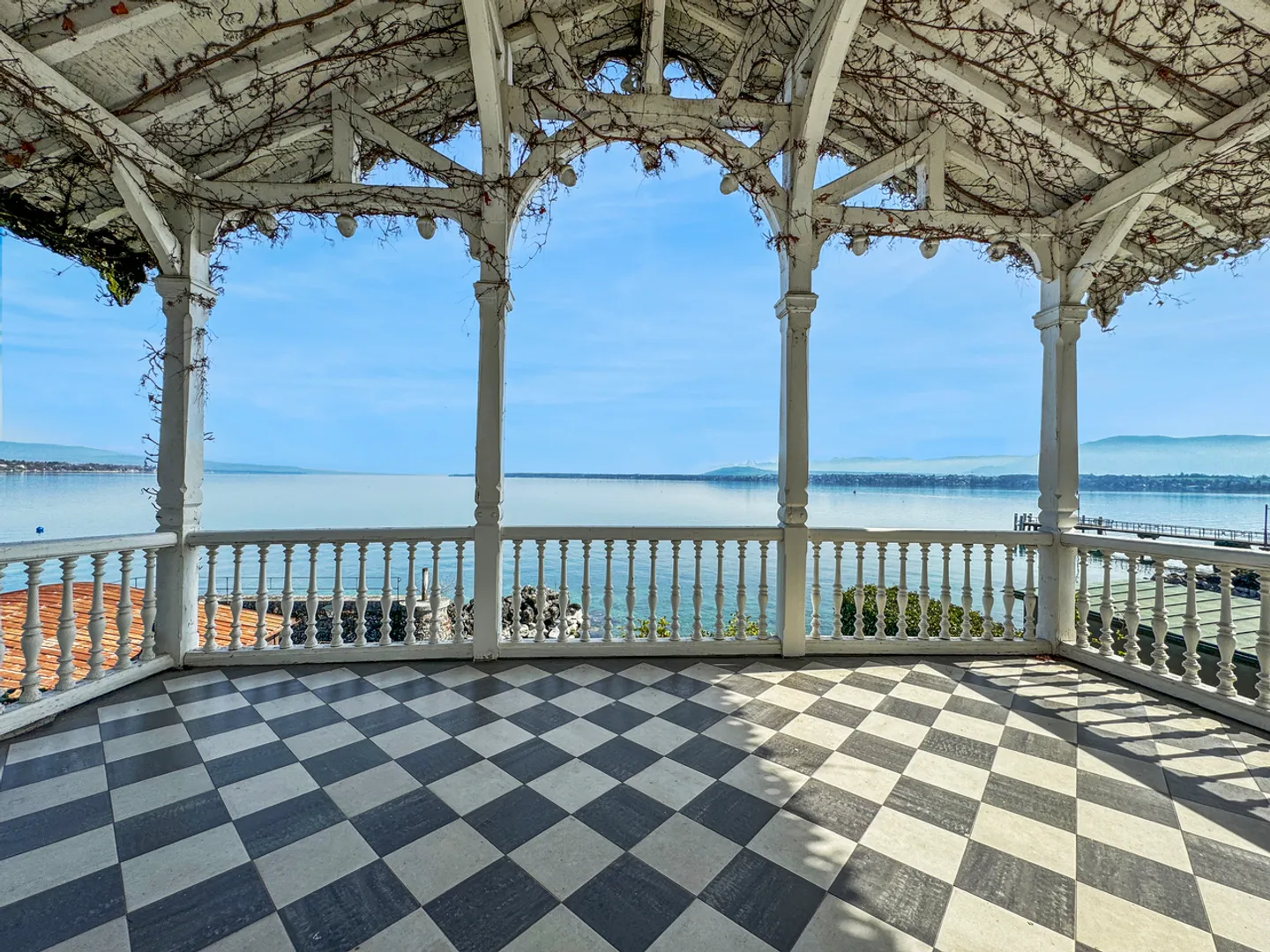 Versoix: Charmantes Haus am Wasser mit privatem Dock - Foto 10 von 13