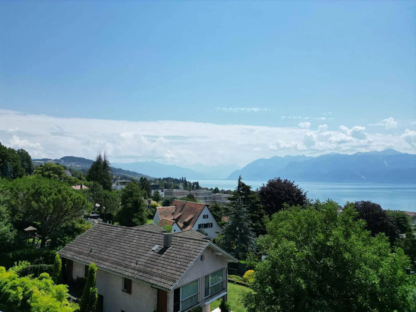 Bungalow familiare affascinante con oltre 400 m² e vista lago - Foto 9 di 13