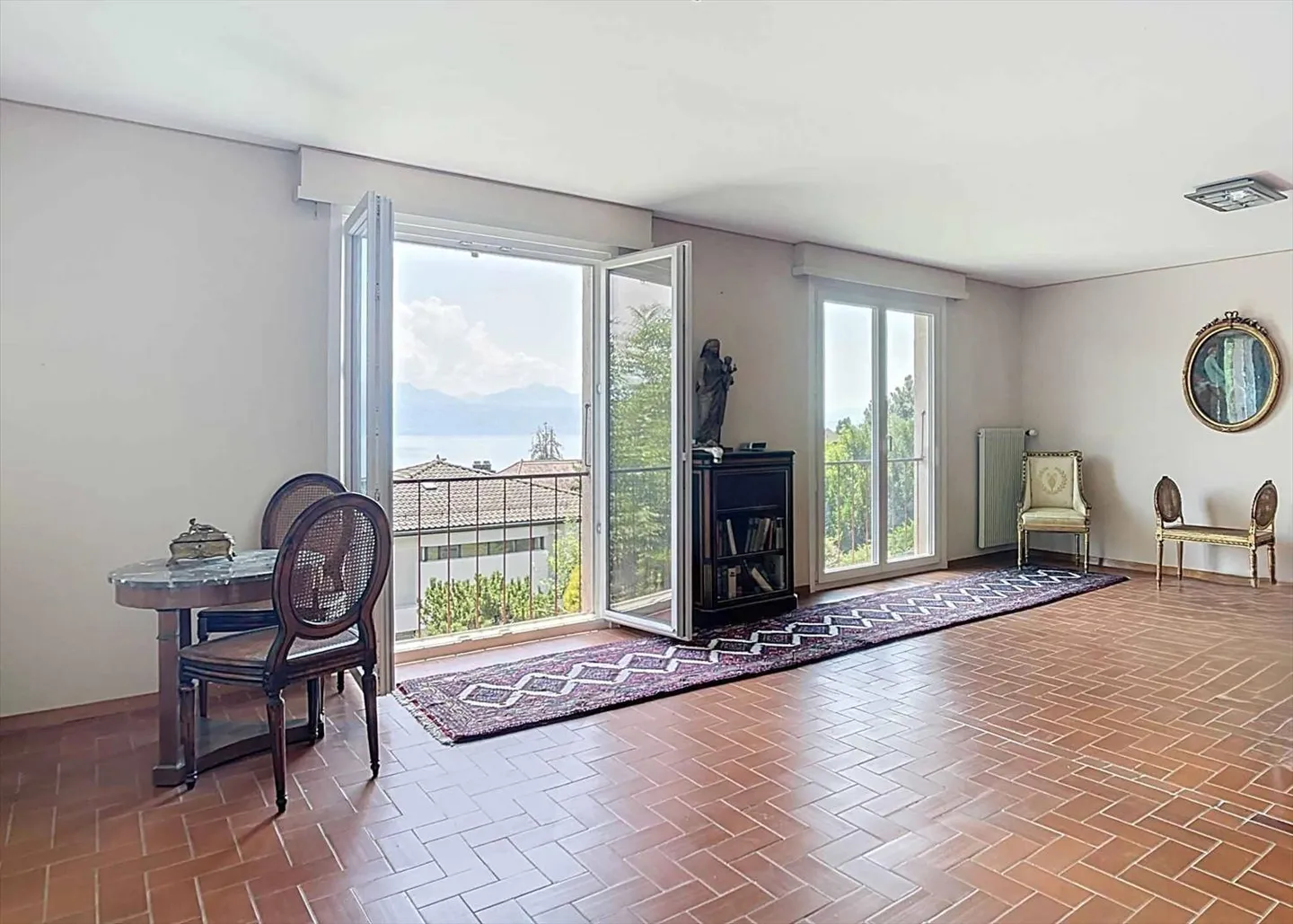 Bungalow familiare affascinante con oltre 400 m² e vista lago - Foto 6 di 13