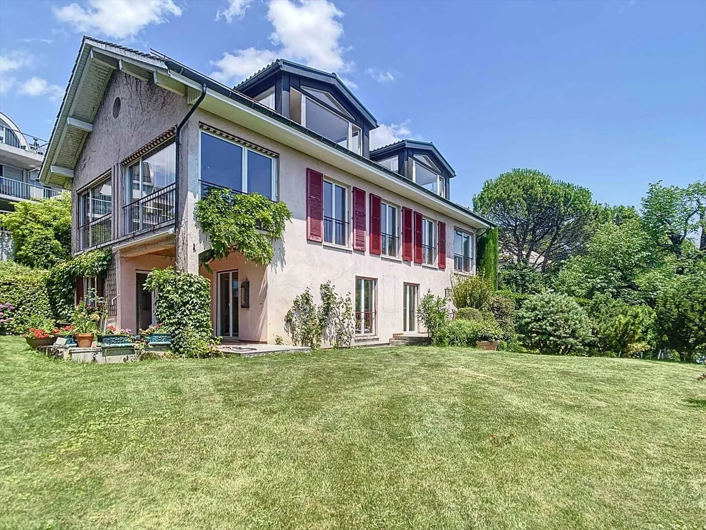Bungalow familiare affascinante con oltre 400 m² e vista lago - Foto 10 di 13