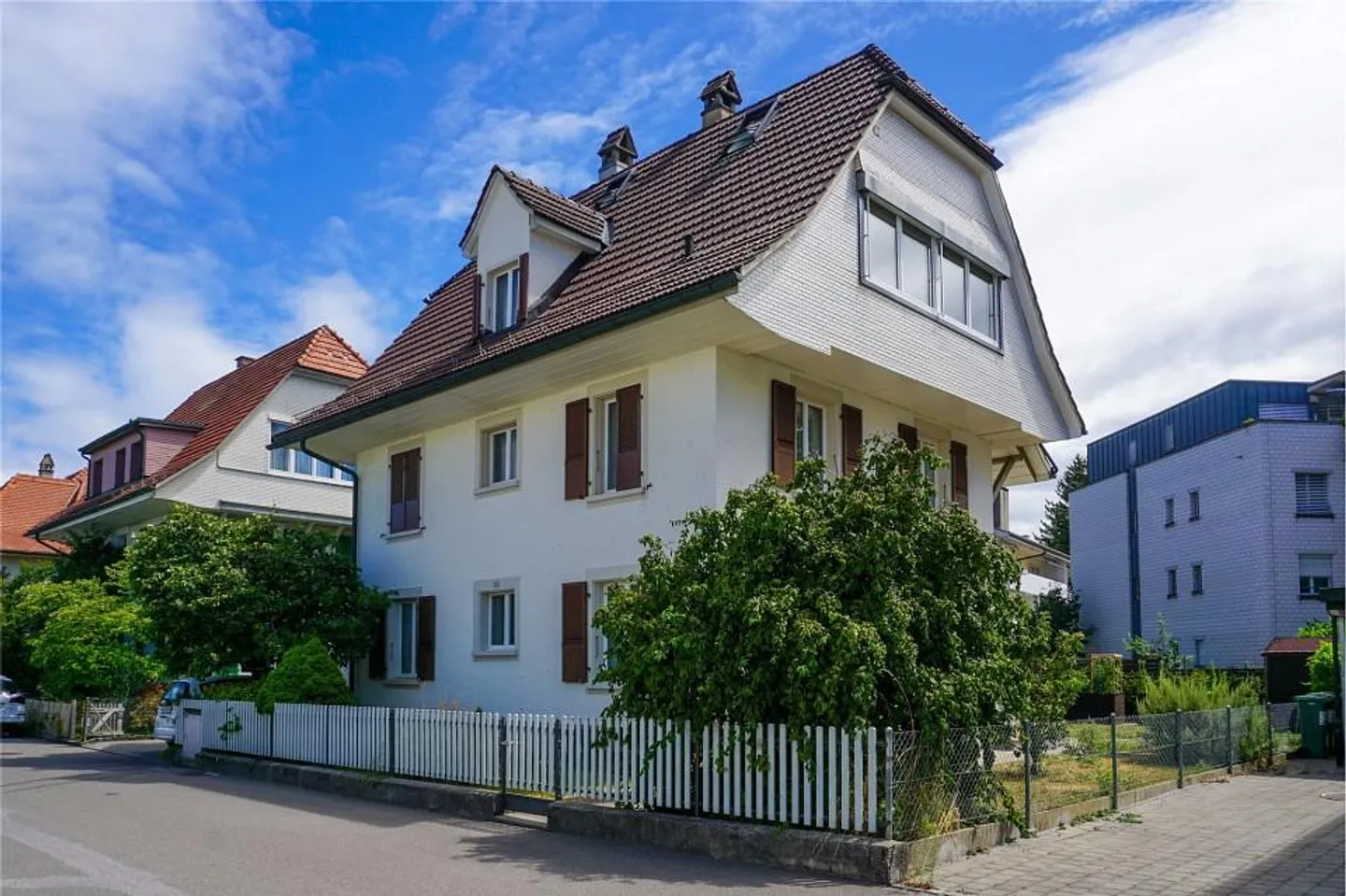 Maison polyvalente à trois familles avec jardin et options d'utilisation attrayantes - Photo 1 sur 13