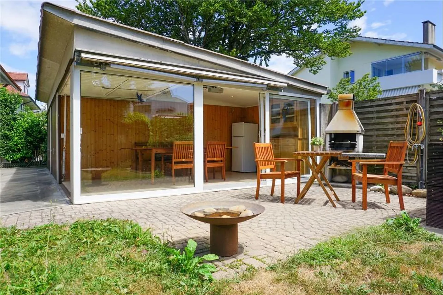 Maison polyvalente à trois familles avec jardin et options d'utilisation attrayantes - Photo 3 sur 13