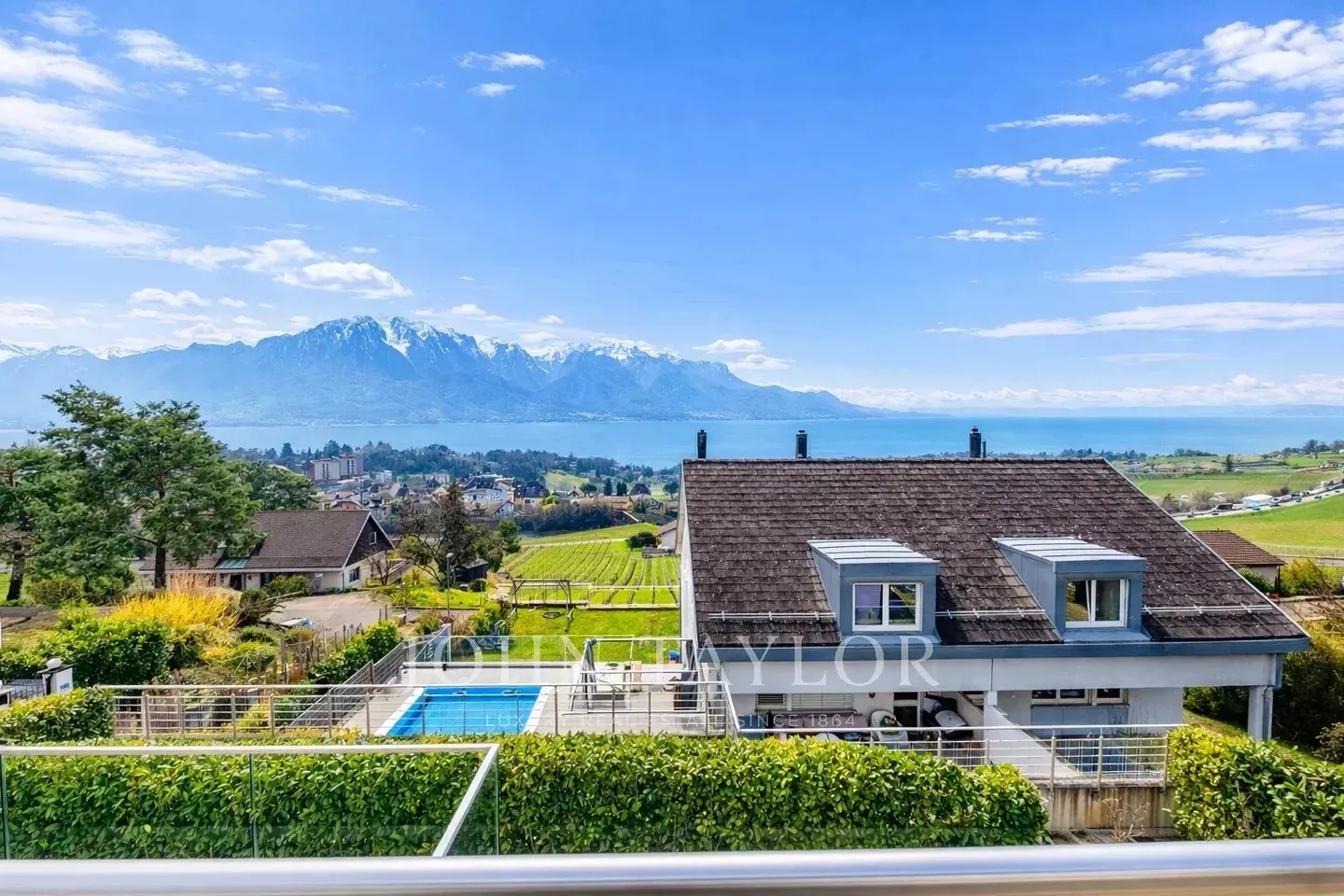 Magnifica villa bifamiliare con vista sul lago e sulle montagne - Foto 1 di 10