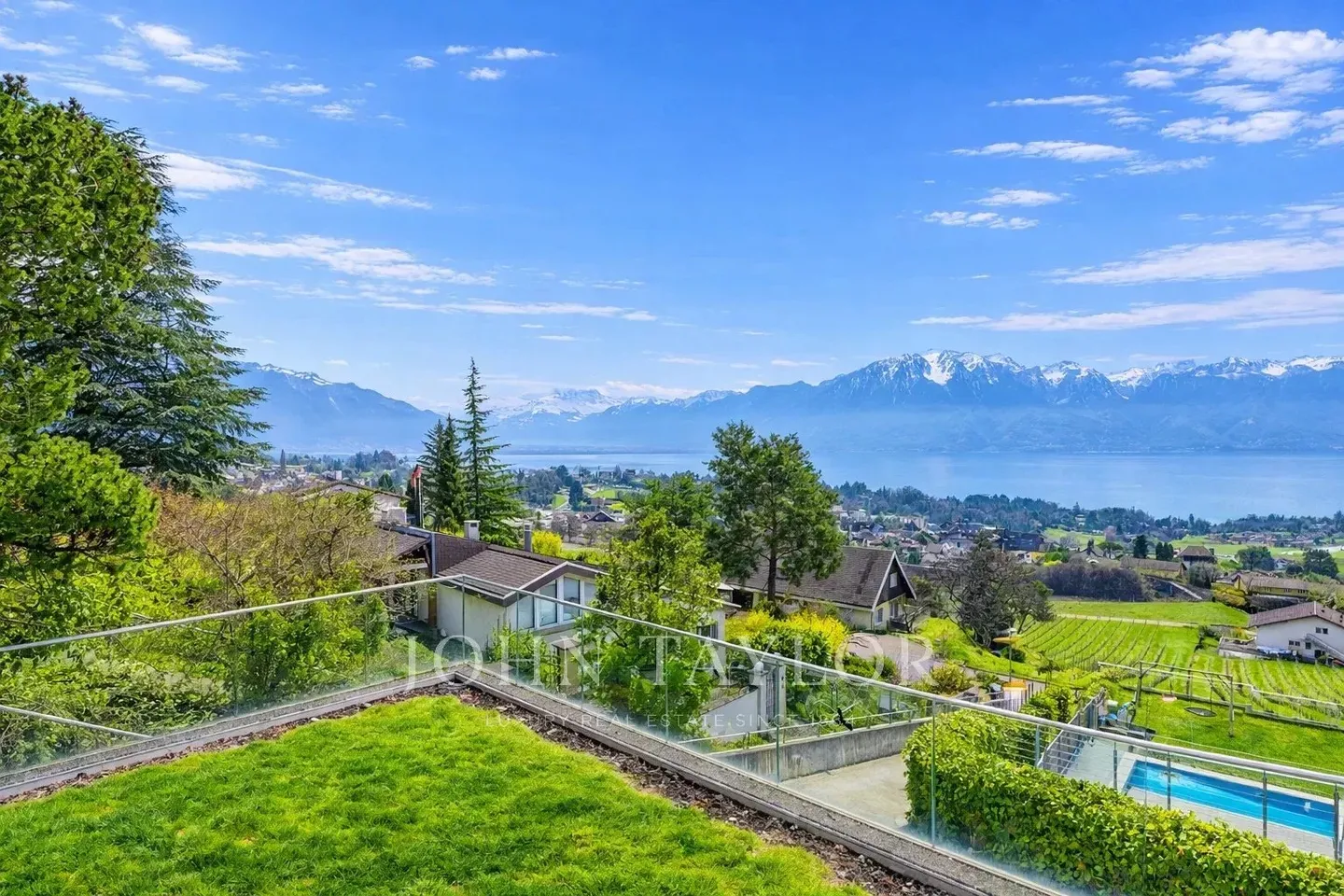 Magnifica villa bifamiliare con vista sul lago e sulle montagne - Foto 2 di 10