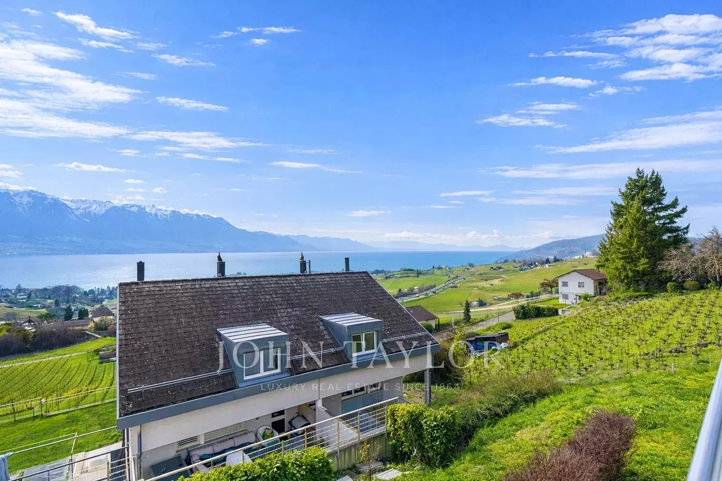 Magnifica villa bifamiliare con vista sul lago e sulle montagne - Foto 3 di 10