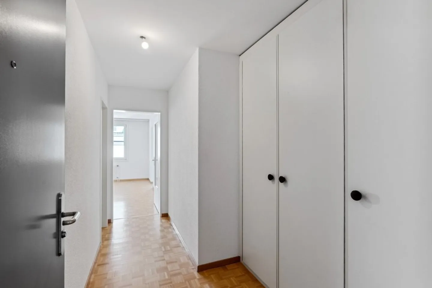 Spacious Apartment Near City Center - Photo 2 of 8