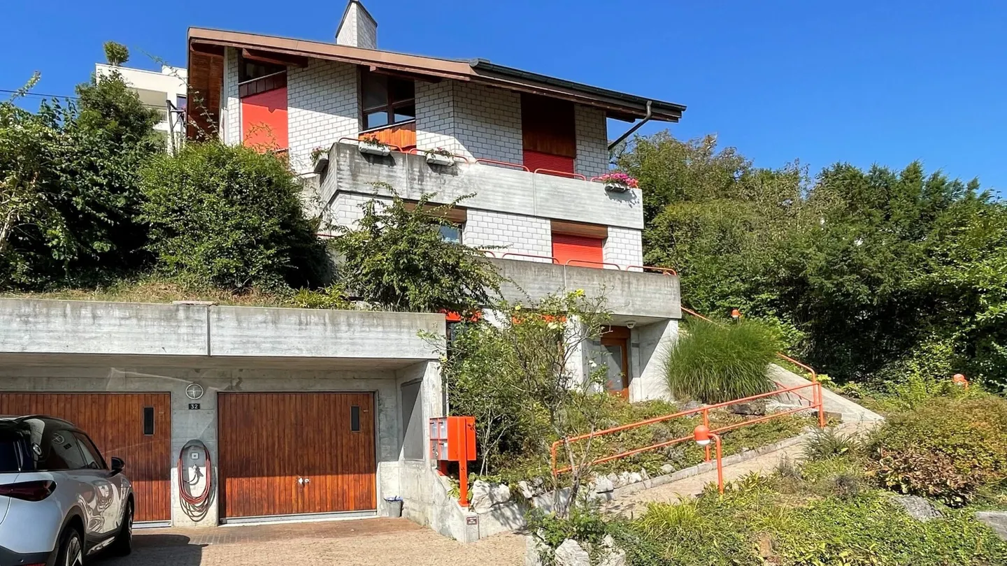 Appartement en duplex de 6,5 pièces avec bureau séparé, deux garages et vue panoramique - Photo 3 sur 17