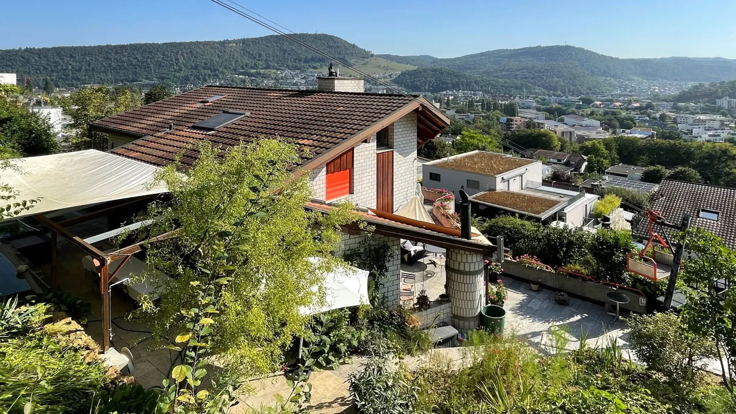 Appartement en duplex de 6,5 pièces avec bureau séparé, deux garages et vue panoramique - Photo 2 sur 17