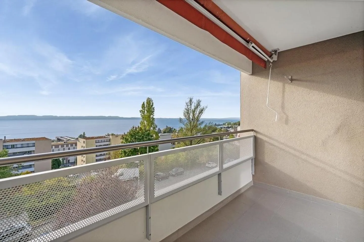 Appartement au bord du lac - Photo 2 sur 7