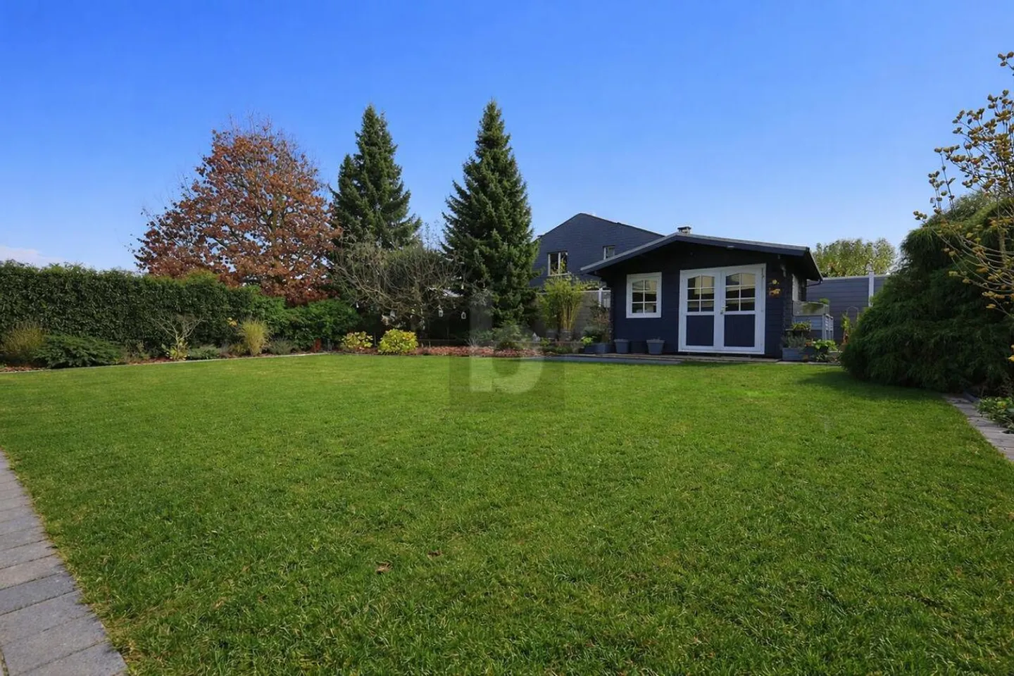 SPACIOUS, MODERN AND IDEAL FOR FAMILIES - Photo 2 of 6