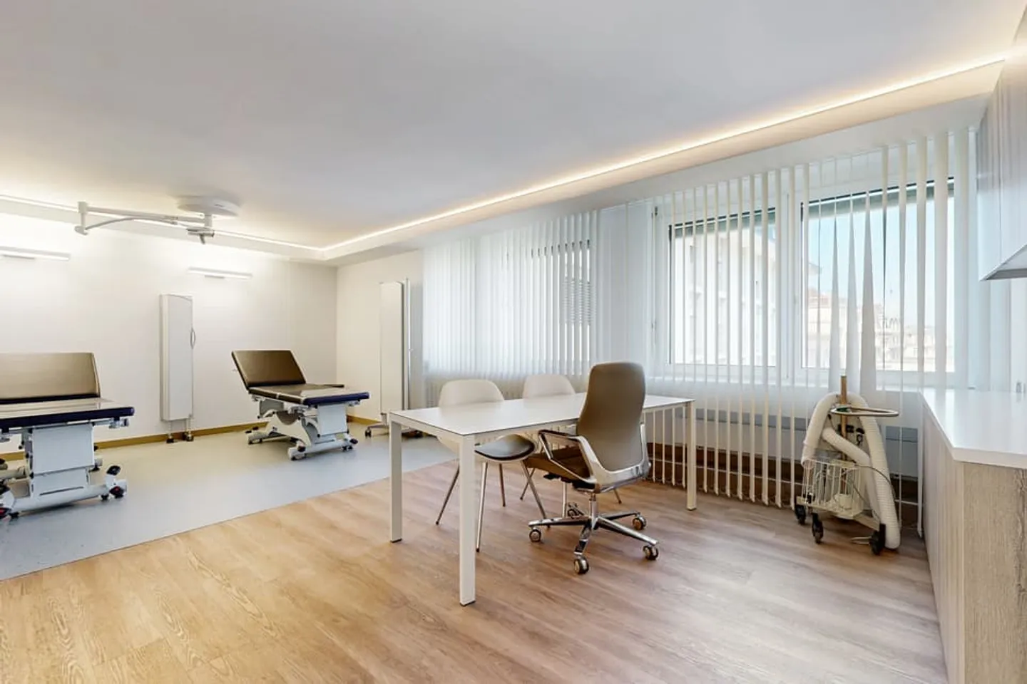 Magnificent offices just steps from the lake - Photo 7 of 12