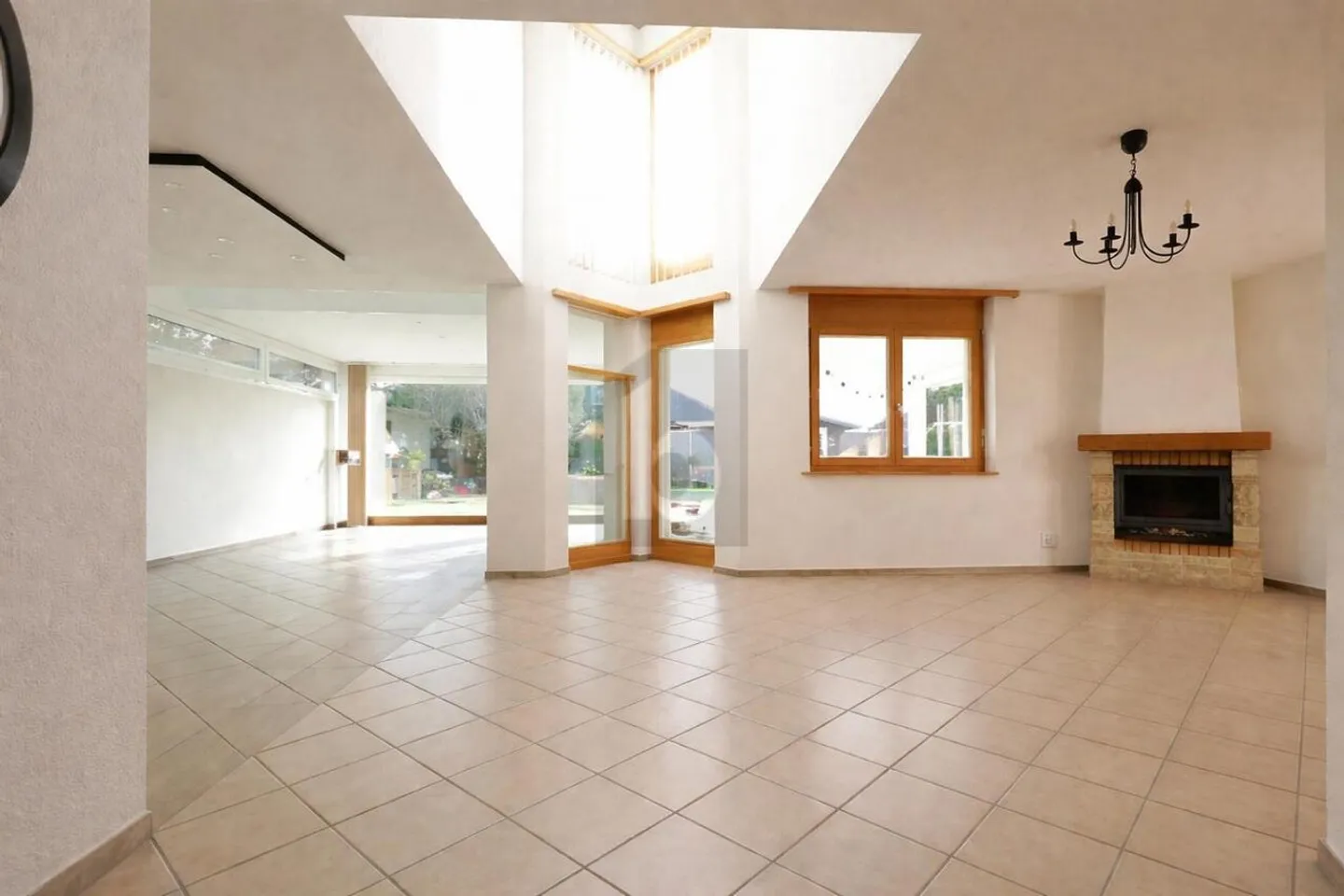 SPACIOUS, MODERN AND IDEAL FOR FAMILIES - Photo 3 of 6